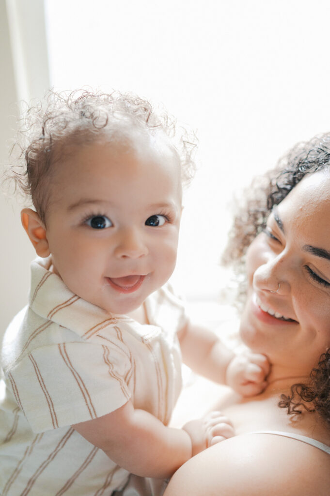 milestone photography with mom at home