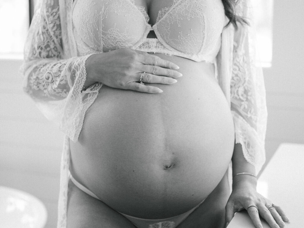 intimate maternity photography photos in DFW